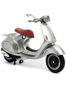 Maisto - Vespa LXV 2013 gialla o Vespa 946 Bellissima 2014 argento 1/18 1 pezzo