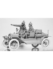 ICM - 1/24 Model T 1914 Fire Truck with Crew