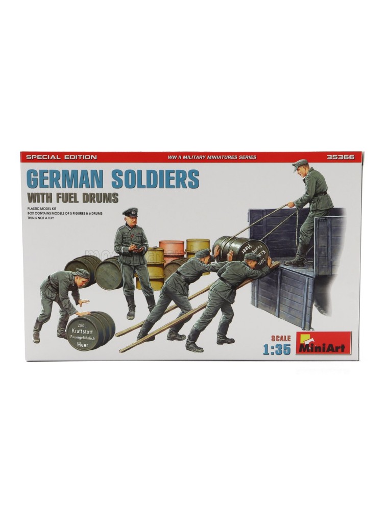 FIGURES - GERMAN SOLDIERS MILITARY WITH FUEL DRUMS 1945 - /