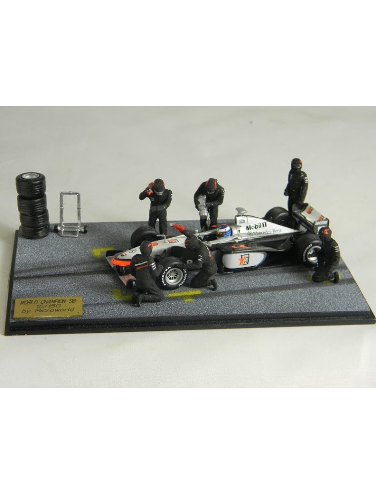 Microworld BE08 DIORAMA F.1 M.HAKKINEN'98 WINNER Modellino